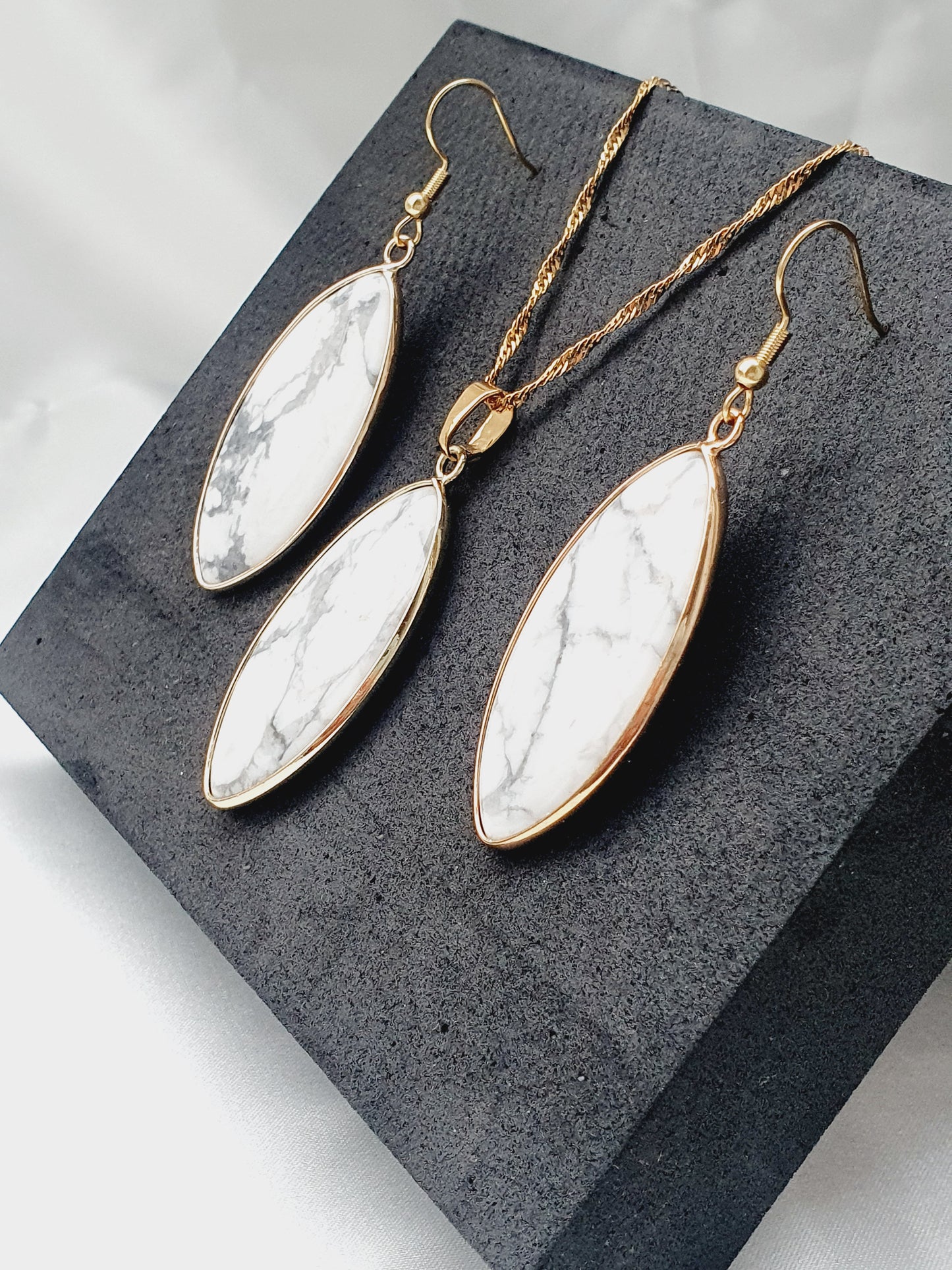 Howlite natural stone jewellery set, bracelet earrings and necklace, 8mm beaded, 18k gold plated, Uk