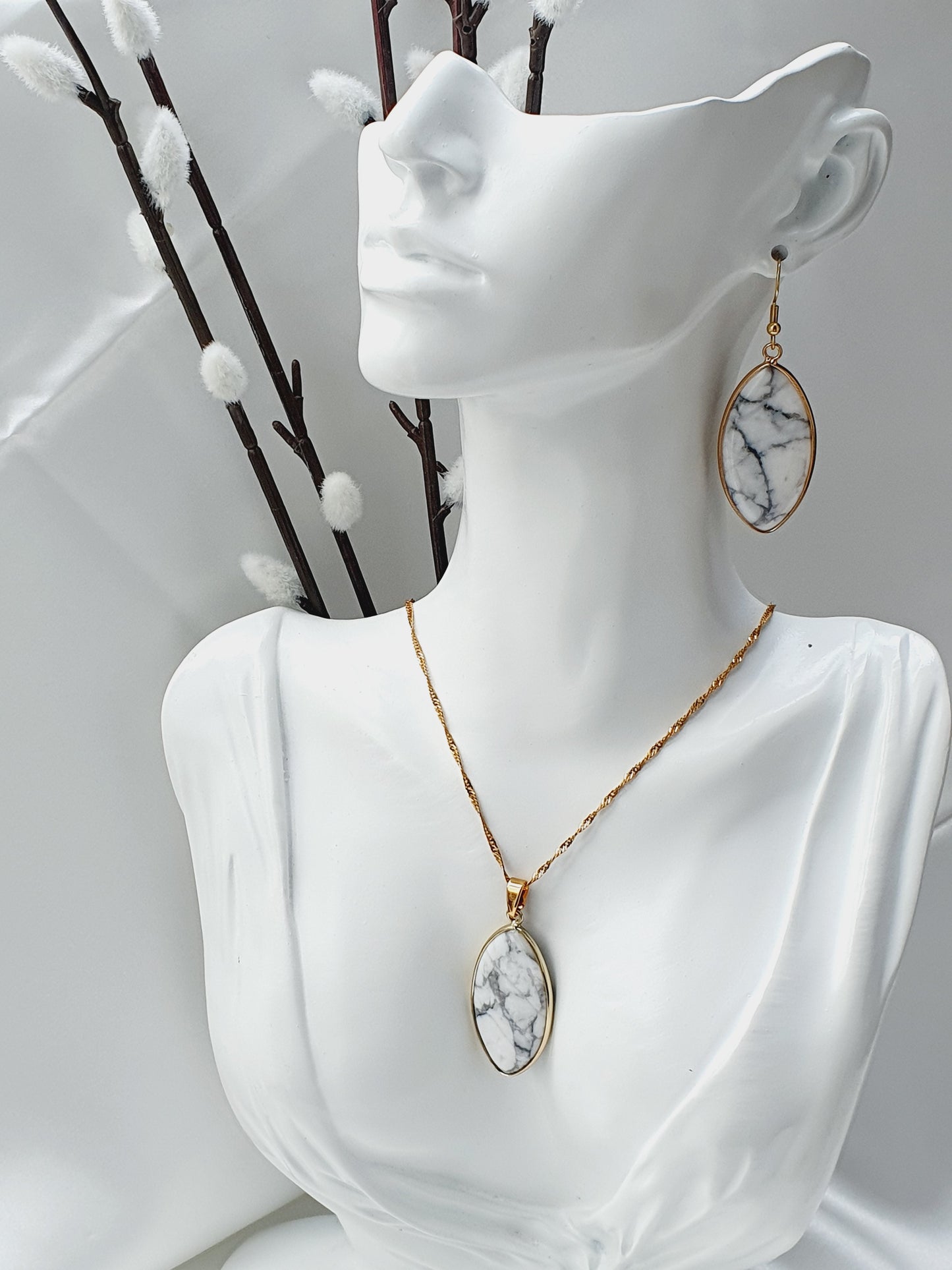 Howlite natural stone jewellery set, bracelet earrings and necklace, 8mm beaded, 18k gold plated, Uk